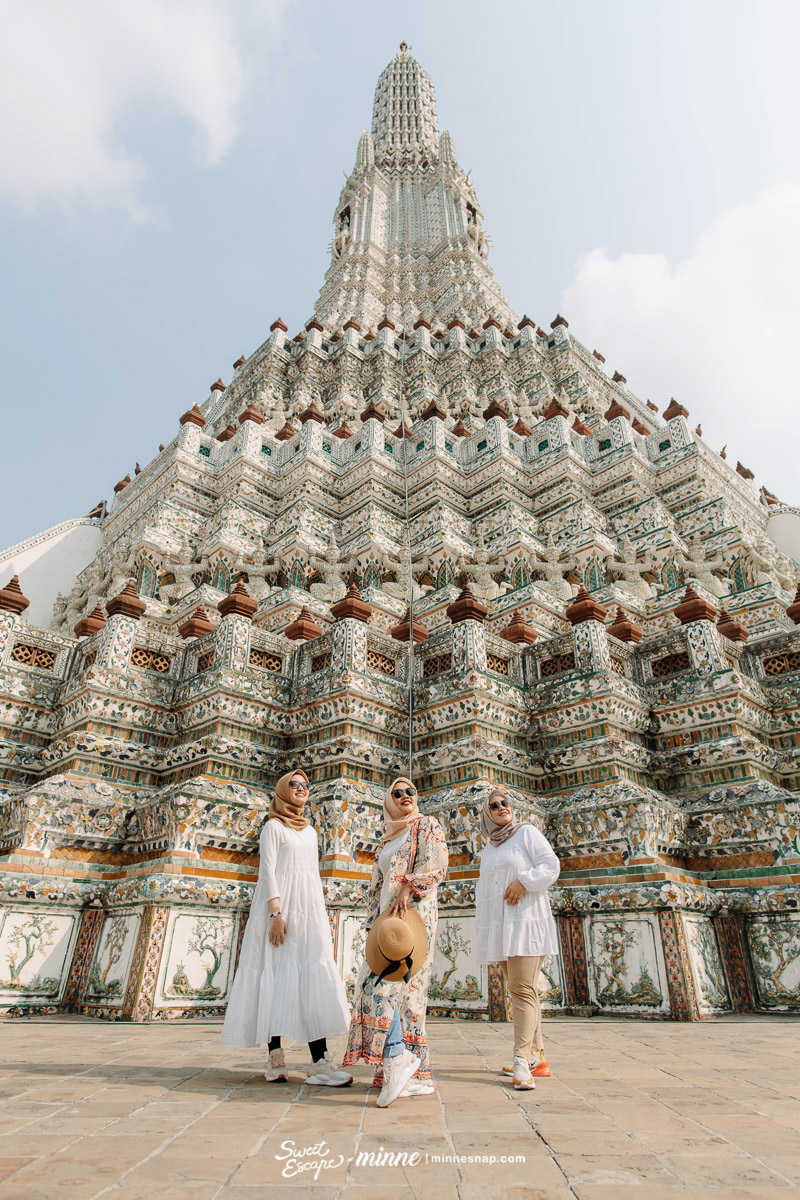 Girls Vacation in Wat Arun, Bangkok Thailand