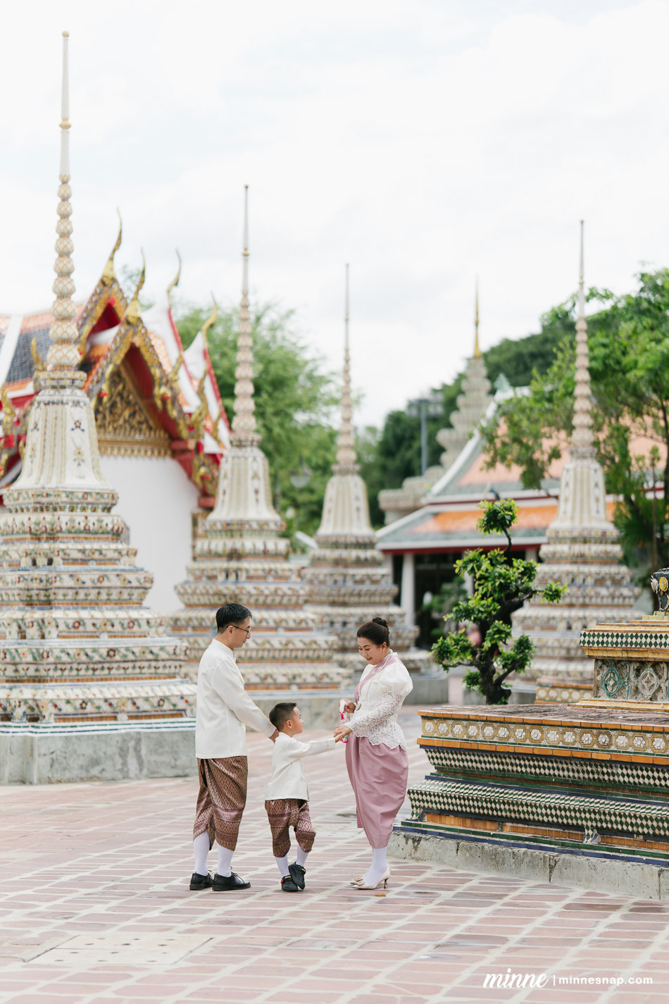 wat pho family photoshoot mamaew toshi ren 17