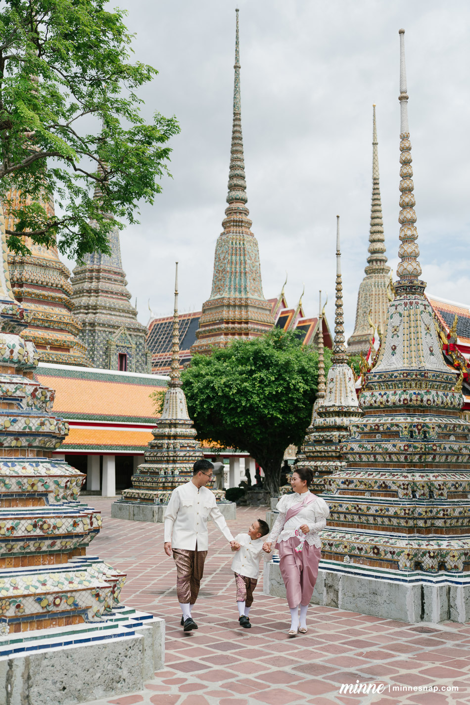 wat pho family photoshoot mamaew toshi ren 25