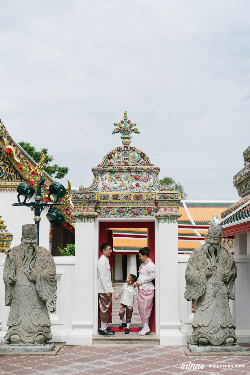 wat pho family photoshoot mamaew toshi ren 26