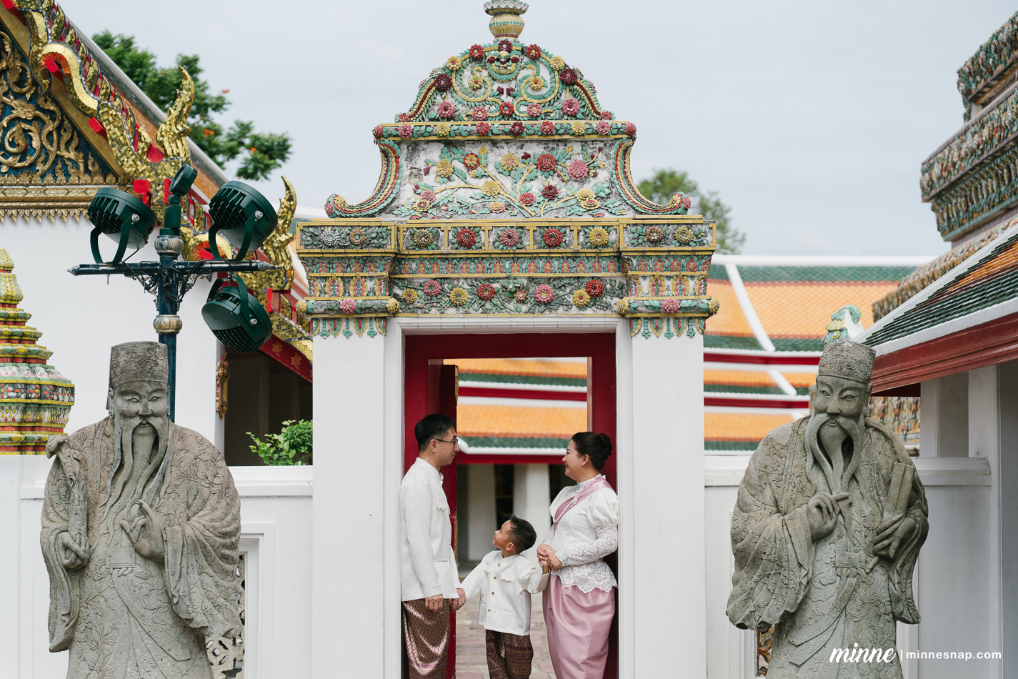 wat pho family photoshoot mamaew toshi ren 27