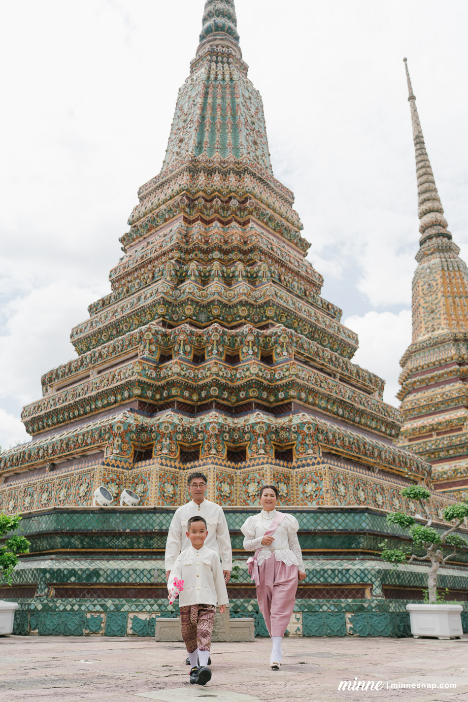 wat pho family photoshoot mamaew toshi ren 45