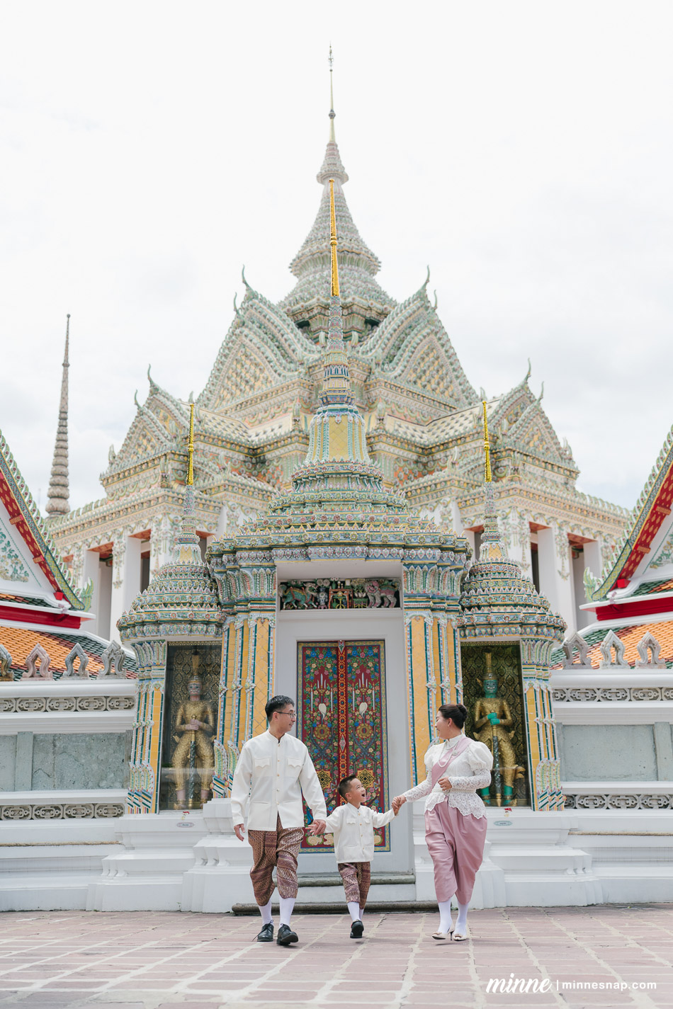 wat pho family photoshoot mamaew toshi ren 60
